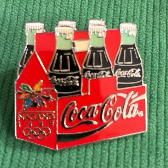 Coca Cola Other - Coca Cola Pin collectible red 6 pack bottles